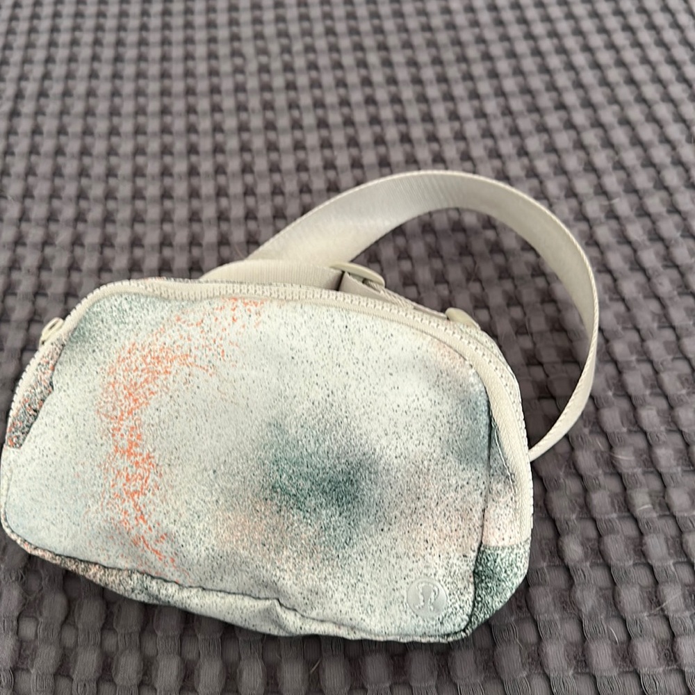 Lululemon | reflective belt bag